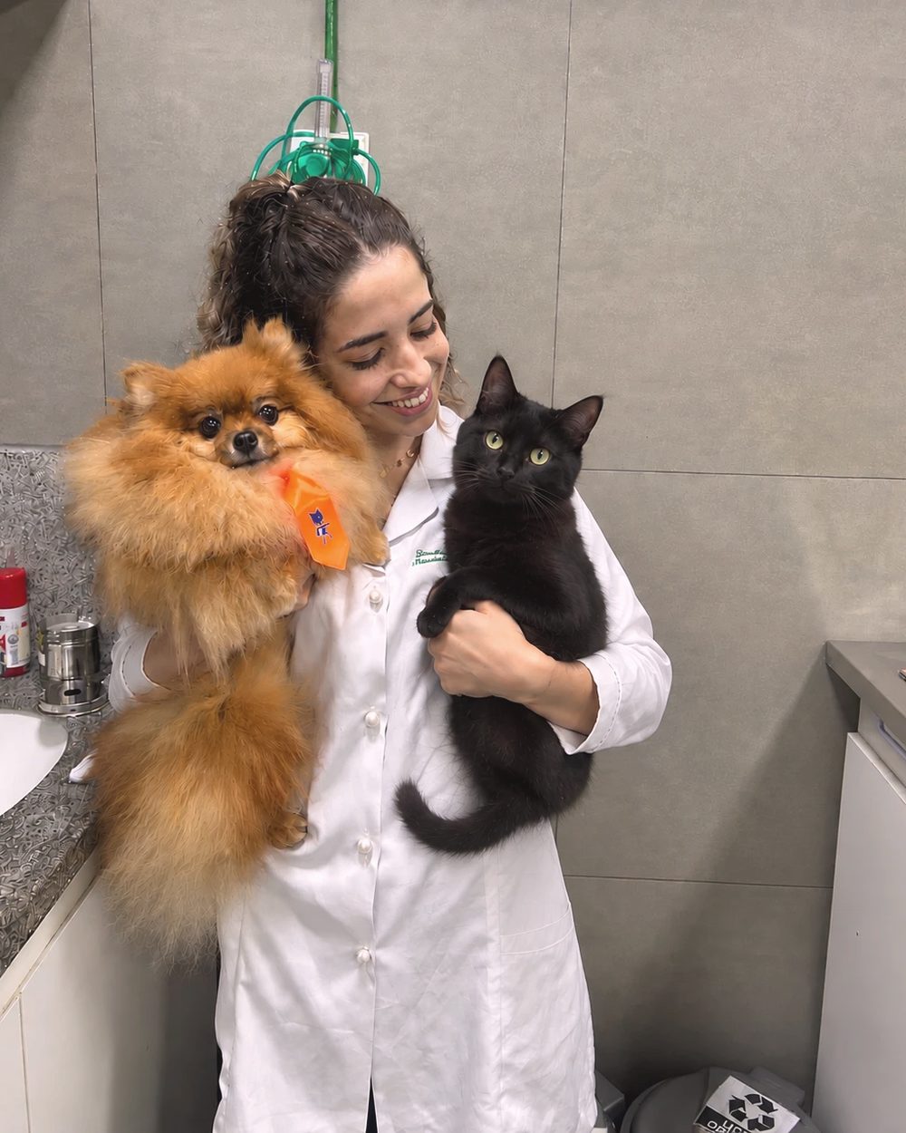 Dra. Lorena Siqueira com um spitz e um gato preto